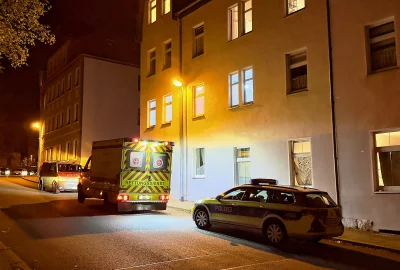 Polizeieinsatz in Aue-Bad Schlema: Schwer verletzte Person liegt auf Fußweg - In Aue-Bad Schlema lag eine Person schwer verletzt auf dem Fußweg. Foto: Daniel Unger