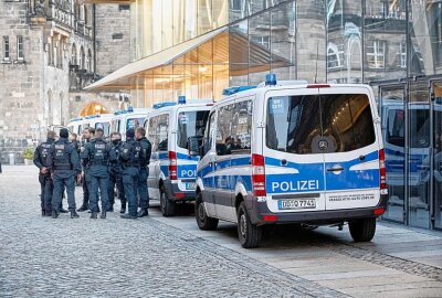 Polizeieinsatz in der Chemnitzer Innenstadt am Dienstagabend - Am Dienstag fand in Chemnitz auf dem Markt eine Solidaritätskundgebung für Israel statt. Foto: Harry Härtel