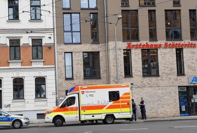 Polizeieinsatz in Leipzig: Körperverletzung am Ärztehaus - Polizeieinsatz nach Körperverletzung in Leipzig. Foto: Anke Brod