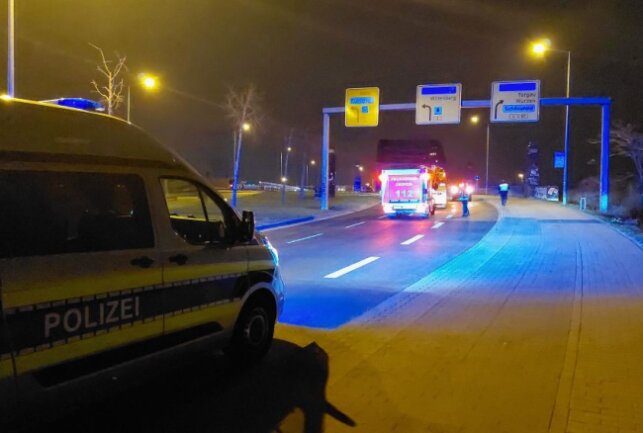 Polizeieinsatz in Leipzig: Person auf Brandenburger Brücke - Eine Person kletterte auf eine Brücke. Foto: Christian Grube