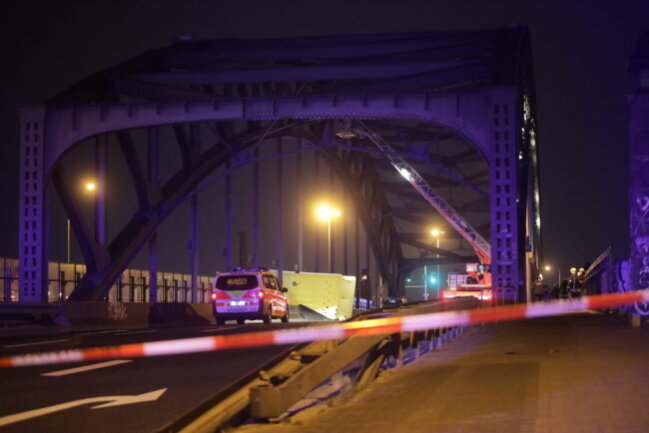Eine Person kletterte auf eine Brücke. Foto: Christian Grube