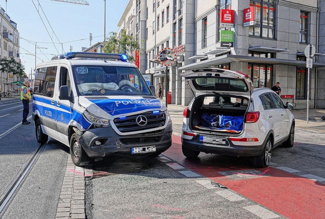 Polizeifahrzeug kollidiert mit PKW: Eine verletzte Beamtin - Am Sonntagnachmittag kam es auf der Kesselsdorfer Straße in Dresden zu einem Verkehrsunfall zwischen einem Polizeiauto und einem PKW. Foto: Roland Halkasch