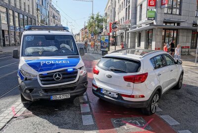Am Sonntagnachmittag kam es auf der Kesselsdorfer Straße in Dresden zu einem Verkehrsunfall zwischen einem Polizeiauto und einem PKW. Foto: Roland Halkasch