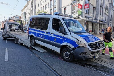Am Sonntagnachmittag kam es auf der Kesselsdorfer Straße in Dresden zu einem Verkehrsunfall zwischen einem Polizeiauto und einem PKW. Foto: Roland Halkasch