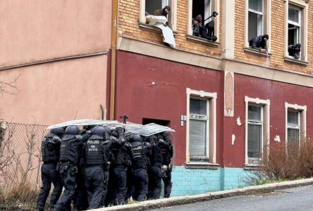 Polizeigroßaufgebot in Aue: 20 Personen verschanzen sich im Gebäude - Polizeigroßaufgebot in Aue. Foto: Daniel Unger