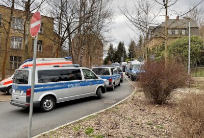 Polizeigroßaufgebot in Aue: 20 Personen verschanzen sich im Gebäude - Polizeigroßaufgebot in Aue. Foto: Daniel Unger