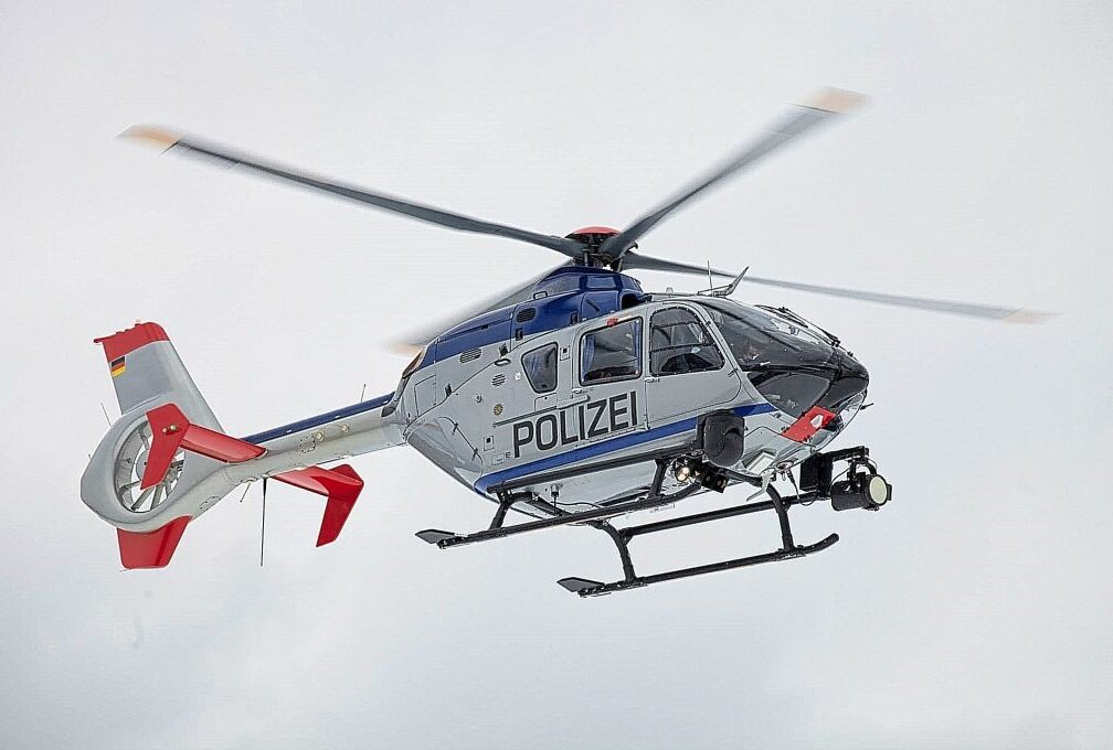 Polizeihubschrauber kreist über Aue: Vorbereitungen zum Tag der Sachsen - In Aue flog ein Hubschrauber für die Vorbereitungen zum Tag der Sachsen. Foto: Daniel Unger