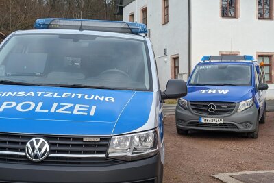 Polizeihubschrauber sucht nach toter Person in der Zschopau - Am Sachsenburger Wehr wird das Gewässer beobachtet. Foto: Erik Hoffmann