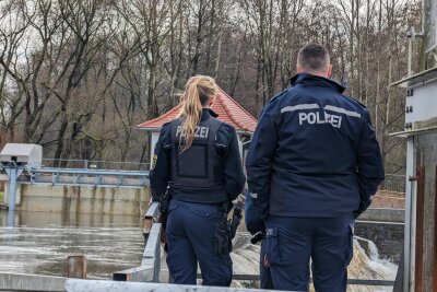 Polizeihubschrauber sucht nach toter Person in der Zschopau - Am Sachsenburger Wehr wird das Gewässer beobachtet. Foto: Erik Hoffmann