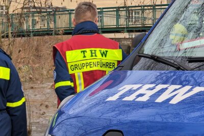 Polizeihubschrauber sucht nach toter Person in der Zschopau - Die Feuerwehr Frankenberg und das THW Chemnitz unterstützen die Suche von Wasserseite. Foto: Erik Hoffmann