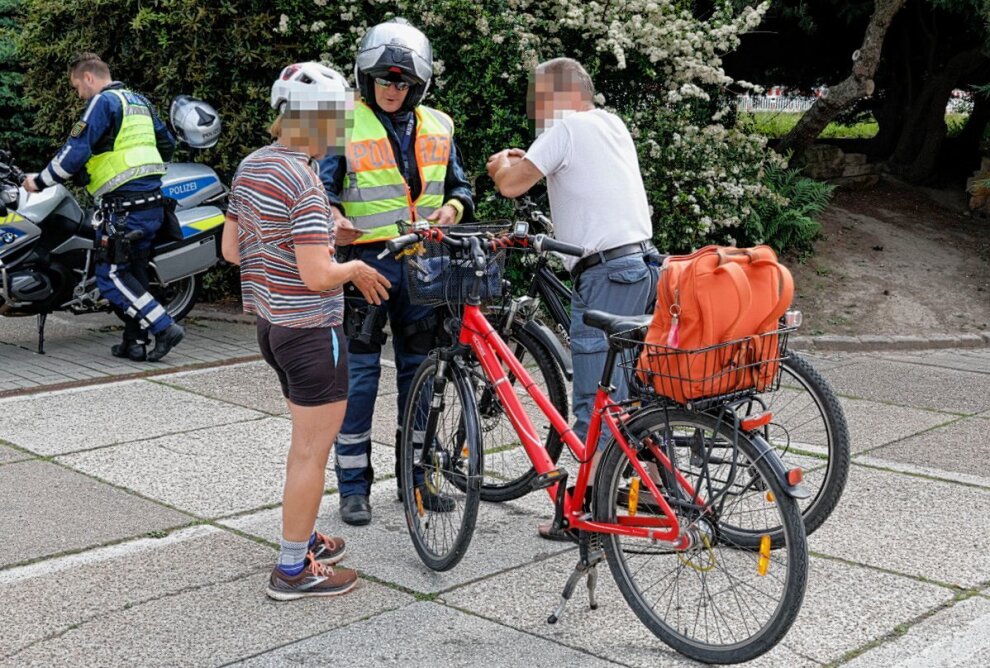 Polizeikontrolle in Chemnitzer City: Radfahrer im Visier der Beamten - Fahrradkontrollen in Chemnitz: Polizisten decken Verstöße auf. Foto: Harry Härtel
