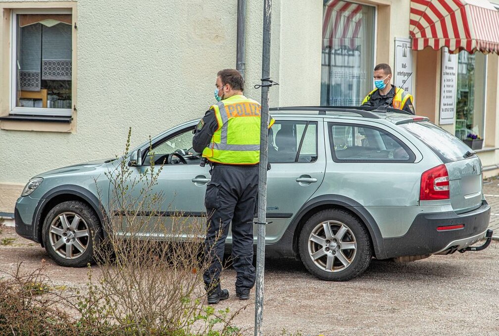 Polizeikontrollen zu Versammlungsverbot in Zwickau und Leipzig - In Zwickau werden PKW-Fahrer mit auswärtigen Kennzeichen kontrolliert. Foto: Erzgebirgsnews / André März