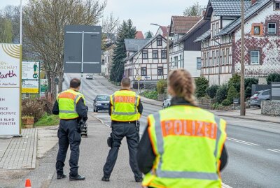 Polizeikontrollen zu Versammlungsverbot in Zwickau und Leipzig - In Zwickau werden PKW-Fahrer mit auswärtigen Kennzeichen kontrolliert. Foto: Erzgebirgsnews / André März