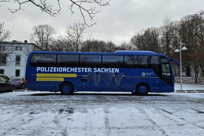 Der Polizeiorchesterbus parkt zum allerersten Mal an der Chemnitzer Richard-Hartmann-Halle. Auch morgen und übermorgen wird das Orchester noch sechs weitere Auftritte hier haben. Donnerstag und Freitag fährt der Bus dann die Sachsenhalle an.