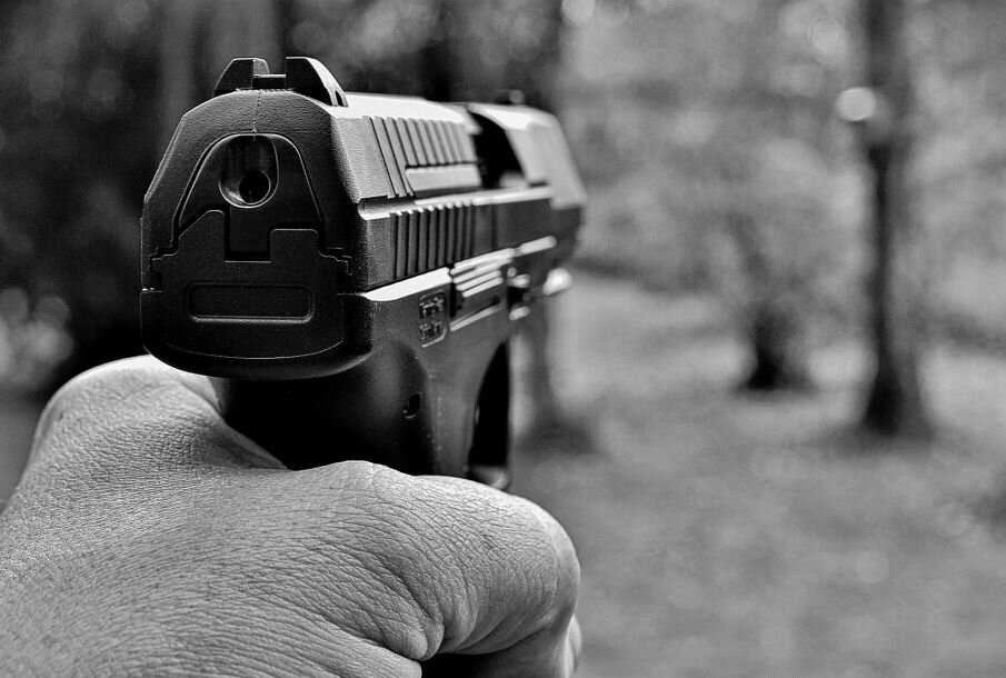 Polizist verletzt 45-Jährigen mit Dienstwaffe - Gegen den 45-Jährigen wird wegen Notrufmissbrauch und Bedrohung ermittelt. Im Zuge des Ermittlungsverfahrens wird auch die Rechtmäßigkeit der Schusswaffenanwendung des Polizeibeamten überprüft. Symbolbild. Foto: pixabay/Alexas_Fotos