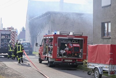 Pomßen erneut in Flammen: Anhänger fängt Feuer - Montagvormittag wurden die Feuerwehrkameraden aus Grethen, Großsteinberg, Pomßen und Klinga nach Pomßen alarmiert. Foto: Sören Müller