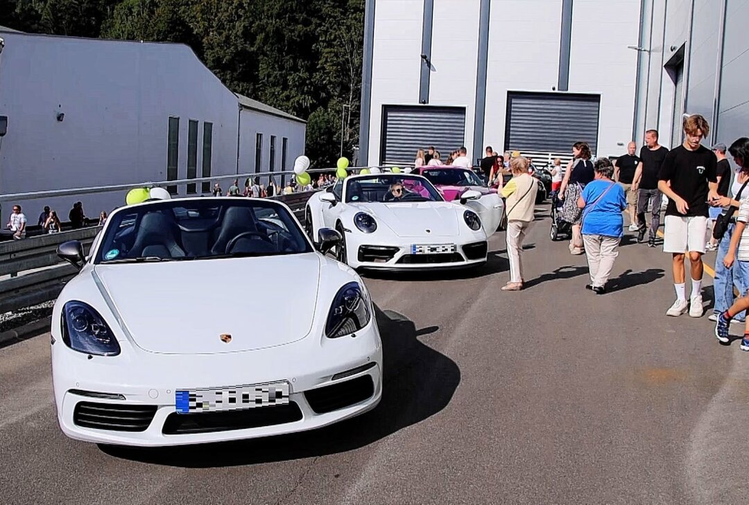 Porsche Werkzeugbau feierte am Samstag sein 125-jähriges Bestehen - Am Samstag feierte die Porscheniederlassung in Schwarzenberg ihr 125-Jähriges Bestehen. Foto: Andre März