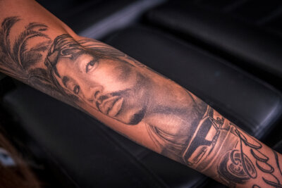 Porträts von Biggie und Tupac: Nele (20) hat sich dem Hip Hop verschrieben - Tupac ist eine Legende des Hip Hops. Deswegen hat Nele, die ein großer Hip Hop-Fan ist, ein Porträt von ihm auf ihrem Arm. 