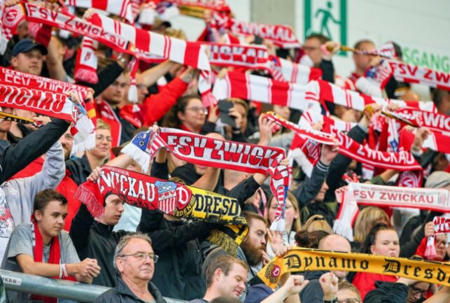Die Fans des FSV Zwickau hoffen, dass das Heimspiel am Samstag stattfinden darf. Foto: PICTURE POINT/Gabor Krieg/Archiv