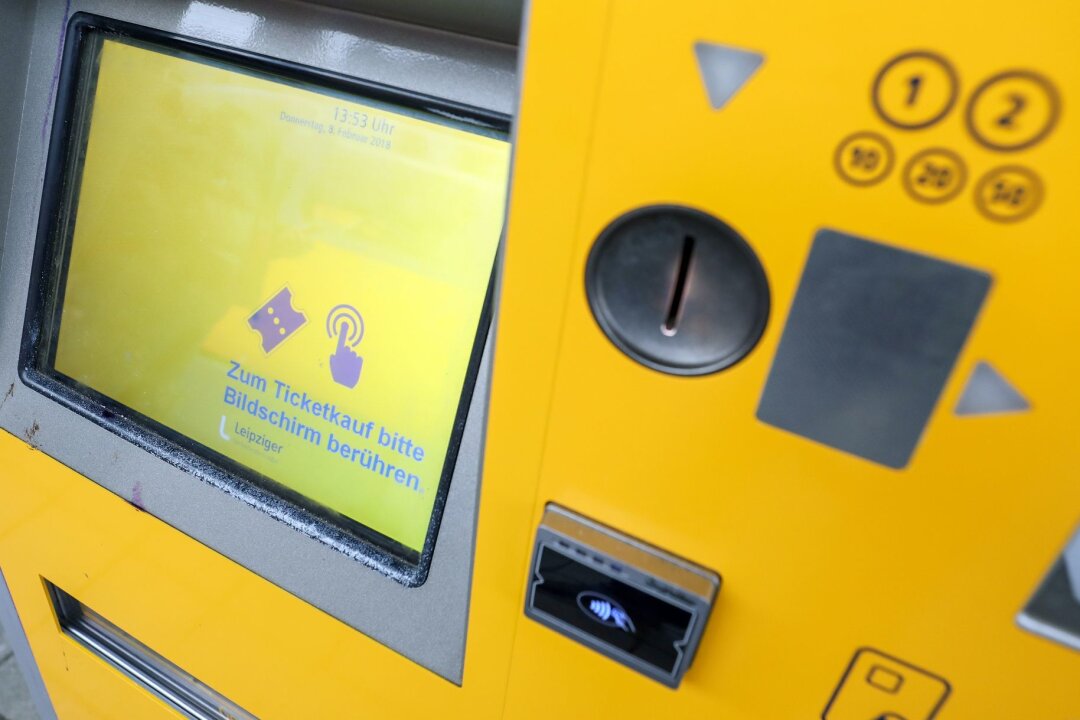 Positives Fazit nach Einführung von Ticket-App - An einer Haltestelle in Leipzig steht ein Automat für Tickets für Bahn, Bus und S-Bahn der Leipziger Verkehrsbetriebe (LVB) und des Mitteldeutschen Verkehrsverbundes (MDV).