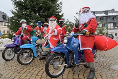 Positives Resümee für Zwäntzer Adventskalender - Eine private Gruppe Zweiradfahrer aus Lößnitz ist jedes Jahr auf Weihnachtsfahrt und diesmal gab es einen Stopp in Zwönitz am Adventskalender. Foto: Ralf Wendland