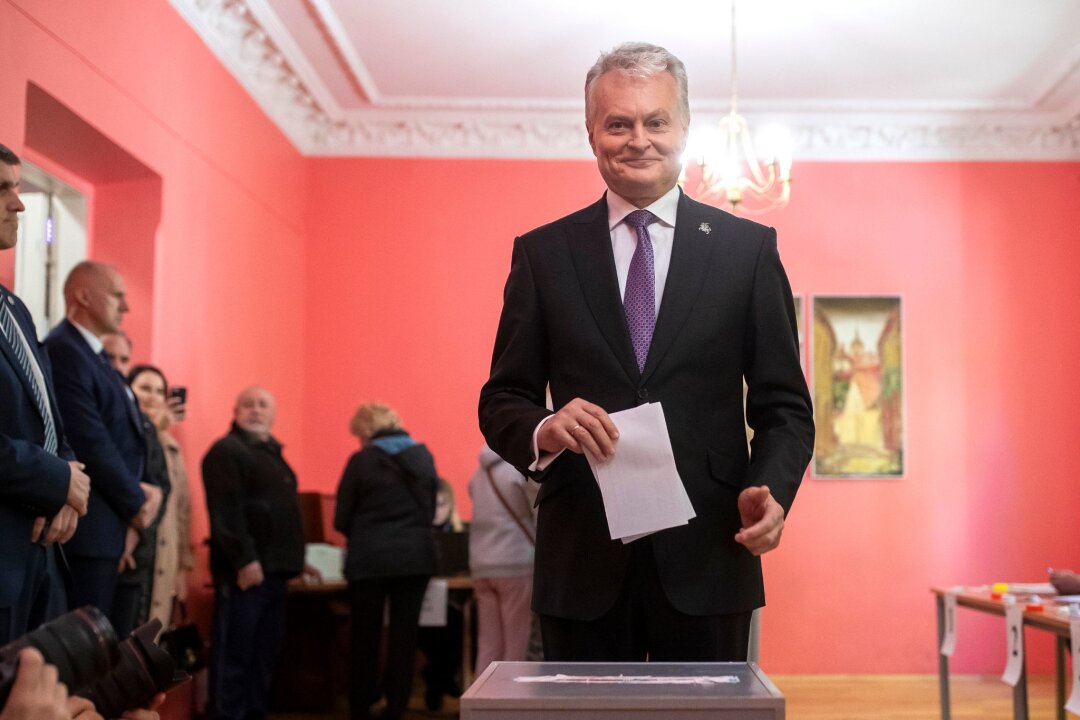 Präsidentenwahl in Litauen - Nauseda klarer Favorit - Der litauische Präsidentschaftskandidat Gitanas Nauseda gibt seine Stimme in einem Wahllokal in Vilnius ab.