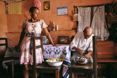 Preise für das Weltpressefoto 2024 vergeben - Joeline (Fara) Rafaraniriana (41) sieht ihrem Vater Dada Paul Rakotazandriny (91) beim Putzen der Fische zu. Die Südafrikanerin Lee-Ann Olwage wurde für ihre Reportage für das Magazin "Geo" über den Umgang mit Demenz-Kranken in Madagaskar ausgezeichnet.