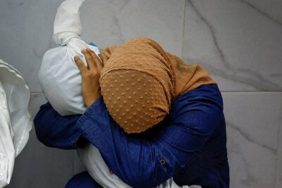 Preise für das Weltpressefoto 2024 vergeben - Die Palästinenserin Inas Abu Maamar, 36, umarmt im Nasser-Krankenhaus in Chan Junis die Leiche ihrer 5-jährigen Nichte Saly, die bei einem israelischen Angriff getötet wurde. Das Bild von Mohammed Salem wurde als Weltpressefoto 2024 ausgezeichnet. mit dem ersten Preis aus.