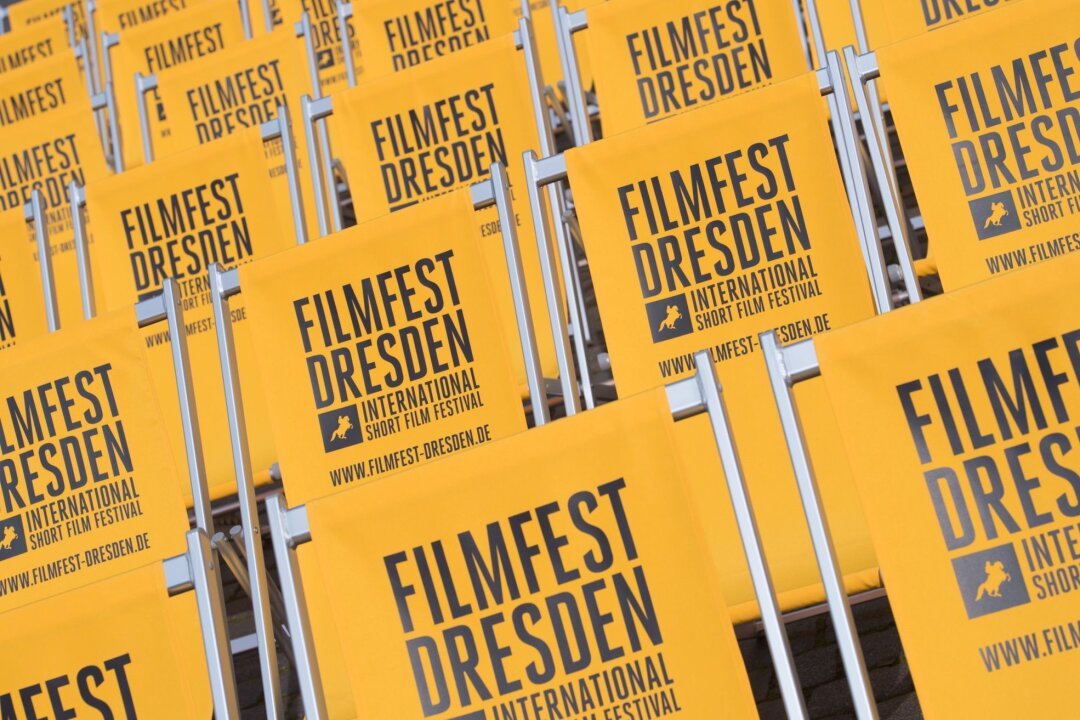 Preise für "La Perra" und "Alien0089" beim Filmfest Dresden - Klappstühle mit der Aufschrift "Filmfest Dresden" stehen auf dem Neumarkt.