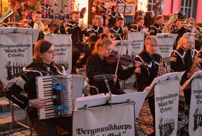 Premiere für "Glück-Auf-Leuchten" - Bei der Premiere des "Glück-Auf-Leuchtens" haben die Oelsnitzer Blasmusikanten vorm Eingang der Stadthalle in Oelsnitz gespielt. Foto: Ralf Wendland
