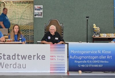 Premiere für Horst-Hinze-Turnier - Horst Hinze hat vom Werdauer Bürgermeister Sören Kristensen einen wahrhaft königlichen Stuhl geschenkt bekommen. Foto: Ralf Wendland