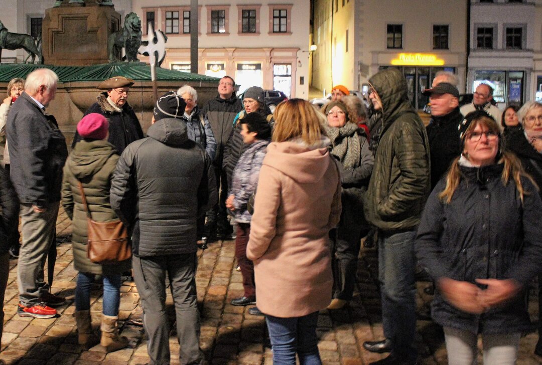 Premiere in der Silberstadt: Nachtwächter und Gästeführer aus ganz Sachsen treffen sich - Begrüßung am Obermarkt. Foto: Renate Fischer