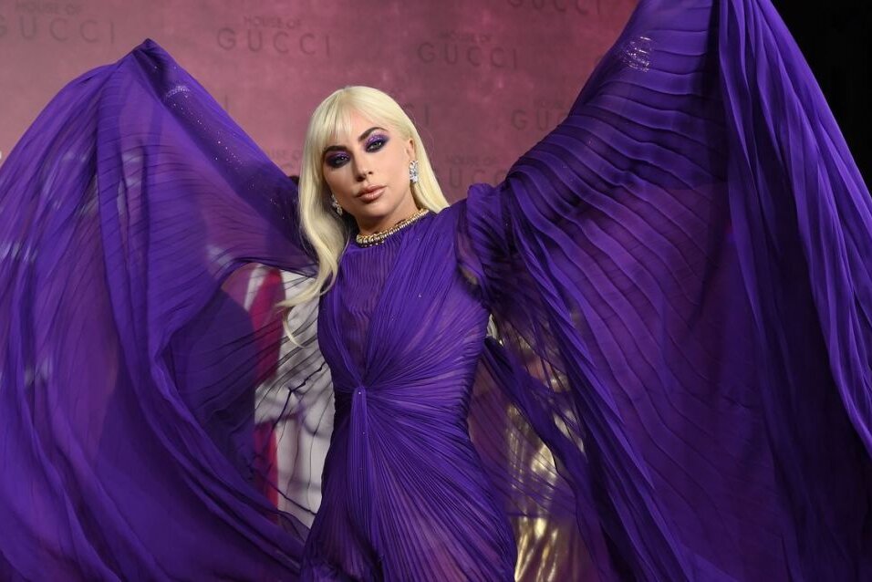 Zementierte auf der Premiere von "House of Gucci" einmal mehr ihren Status als Modeikone: Lady Gaga trug ein prächtiges, violettes Kleid.