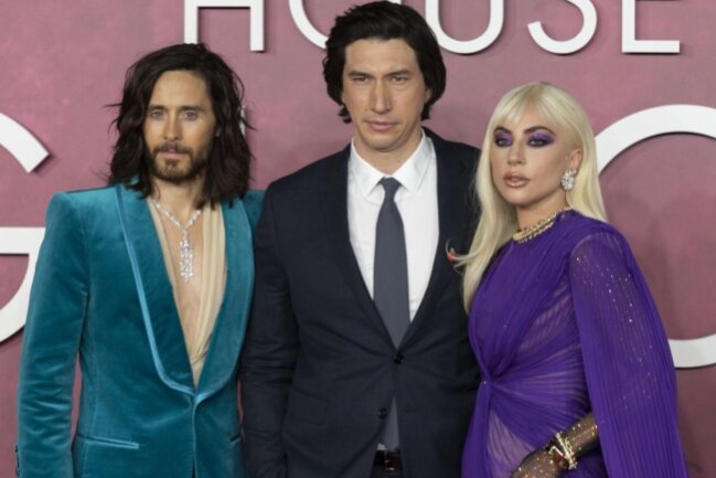 Jared Leto (links), Adam Driver und Lady Gaga spielen die Hauptrollen in "House of Gucci".