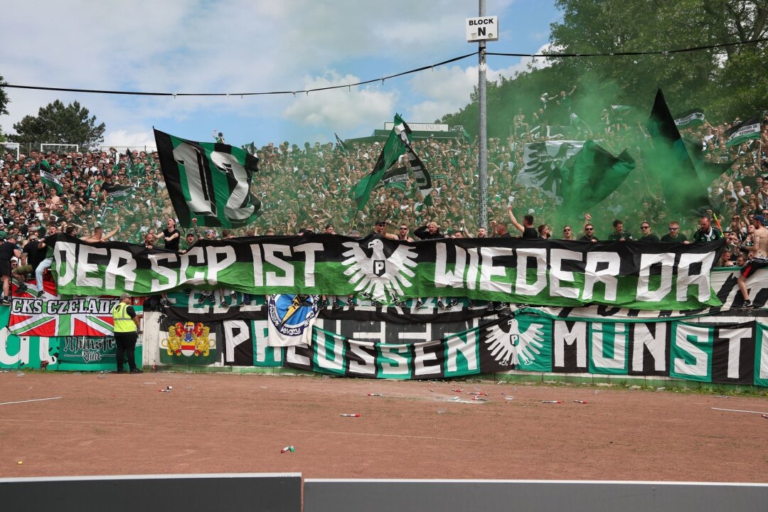 Preußen Münster nach 33 Jahren wieder in der 2. Liga - Münsters Fans zeigen ein Transparent mit der Aufschrift „Der SCP ist wieder da“.