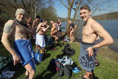 Nach der prickelnden Abkühlung  waren die Schwimmer bei bester Laune.  Foto: Thomas Voigt 