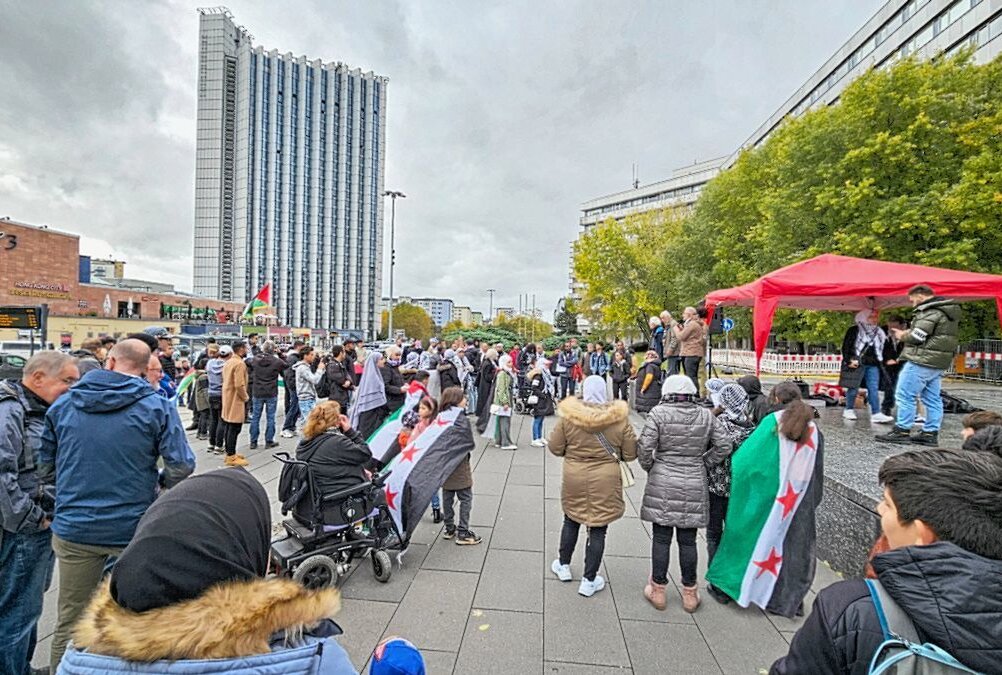 Pro-Palästina-Kundgebung in Chemnitz: Frieden für Palästina gefordert - Initiative "Zusammenschluss für Frieden im Nahen Osten" organisiert Demo für Palästina. Foto: Harry Härtel