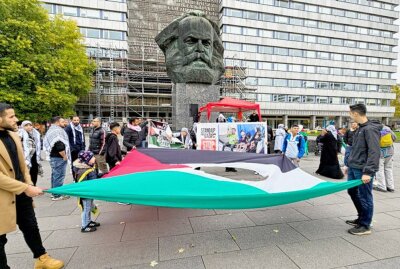 Pro-Palästina-Kundgebung in Chemnitz: Frieden für Palästina gefordert - Pro-Palästina-Kundgebung in Chemnitz: Friedlicher Protest vor dem Karl-Marx-Monument Foto: Harry Härtel
