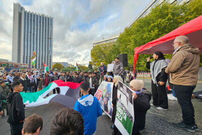 Pro-Palästina-Kundgebung in Chemnitz: Frieden für Palästina gefordert - Initiative "Zusammenschluss für Frieden im Nahen Osten" organisiert Demo für Palästina. Foto: Harry Härtel
