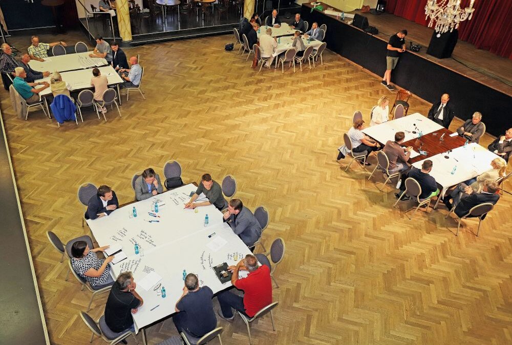 Probleme im "World Café" besprechen - An vier Tischen wurden jeweils die Themen beim zweiten Freiberger Bürgerdialog besprochen. Foto: Wieland Josch