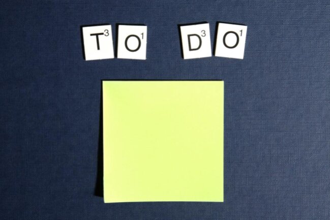 Tipp 5: Schreibe dir deine Ziele für den Tag auf und achte darauf, dass es nicht zu viele sind. Eine lange To-Do-Liste löst Stress aus und fördert damit die Demotivation. Überlege dir stattdessen drei Tagesziele, die du unbedingt erledigen musst und schreibe diese so genau wie möglich und mit Zwischenschritten auf. Die unwichtigeren Aufgaben kannst du weiter unten auf die To-Do-Liste schreiben. Vielleicht kannst du auch einige der Aufgaben an andere delegieren.