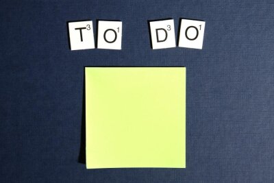 Tipp 5: Schreibe dir deine Ziele für den Tag auf und achte darauf, dass es nicht zu viele sind. Eine lange To-Do-Liste löst Stress aus und fördert damit die Demotivation. Überlege dir stattdessen drei Tagesziele, die du unbedingt erledigen musst und schreibe diese so genau wie möglich und mit Zwischenschritten auf. Die unwichtigeren Aufgaben kannst du weiter unten auf die To-Do-Liste schreiben. Vielleicht kannst du auch einige der Aufgaben an andere delegieren.