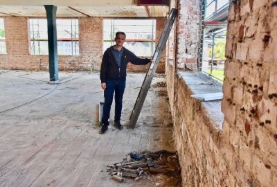 Projekt in alter Limbach-Oberfrohnaer Textilfabrik geht voran - Rico Wrzal in einem der neuen hellen Klassenzimmer. Foto: Steffi Hofmann