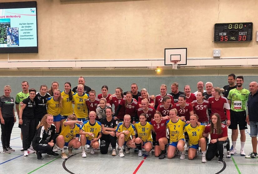 Der BSV Sachsen Zwickau und den HC Leipzig haben im Rahmen des Jubiläums "100 Jahre Handball in L.-O." ein Testspiel in der Großsporthalle absolviert. Mit dabei: Alisa Pester (Nr. 28). Sie hat in Limbach-Oberfrohna mit dem Handball angefangen und spielt jetzt beim BSV Sachsen Zwickau in der 1. Bundesliga. Foto: BSV
