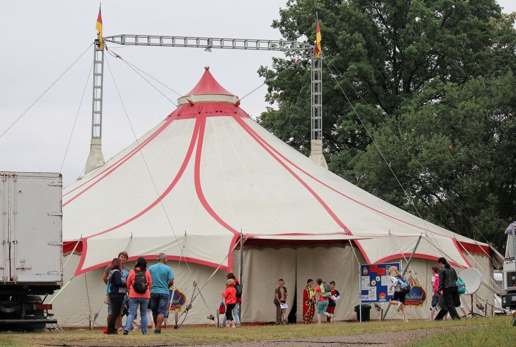 Auf dem Sportplatz in Bräunsdorf stand eine Woche lang das Zelt des Projektzirkus' Sperlich. Foto: A. Büchner