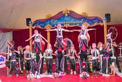 Projektzirkus: Erfolgsmodell wieder auf Tour - Die große Gruppe der Akrobaten faszinierte durch Körperbeherrschung und Merkfähigkeit rund um ihren Einsatz im Team. Foto: A. Büchner
