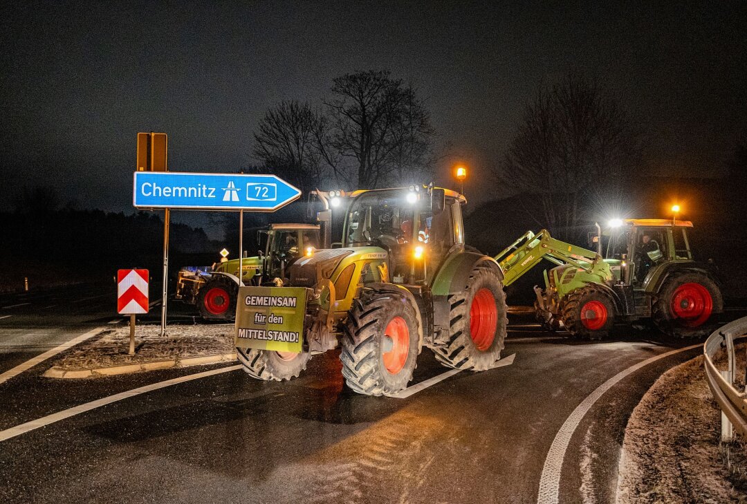 Protest der Bauern wird im Vogtland fortgesetzt: Sperrungen der A72 und Staatsstraßen - Bereits am Montag demonstrierten die Bauern auf den Autobahnauffahrt der A72 im Vogtland. Foto: David Rötzschke