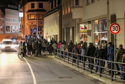 Protest gegen Corona-Politik in Lichtenstein eskaliert: Teilnehmer beißt Beamten - In Lichtenstein setzte sich am Montagabend eine Gruppierung von etwa 200 Personen im Bereich der Ernst-Thälmann-Straße in Bewegung. Foto: Andreas Kretschel