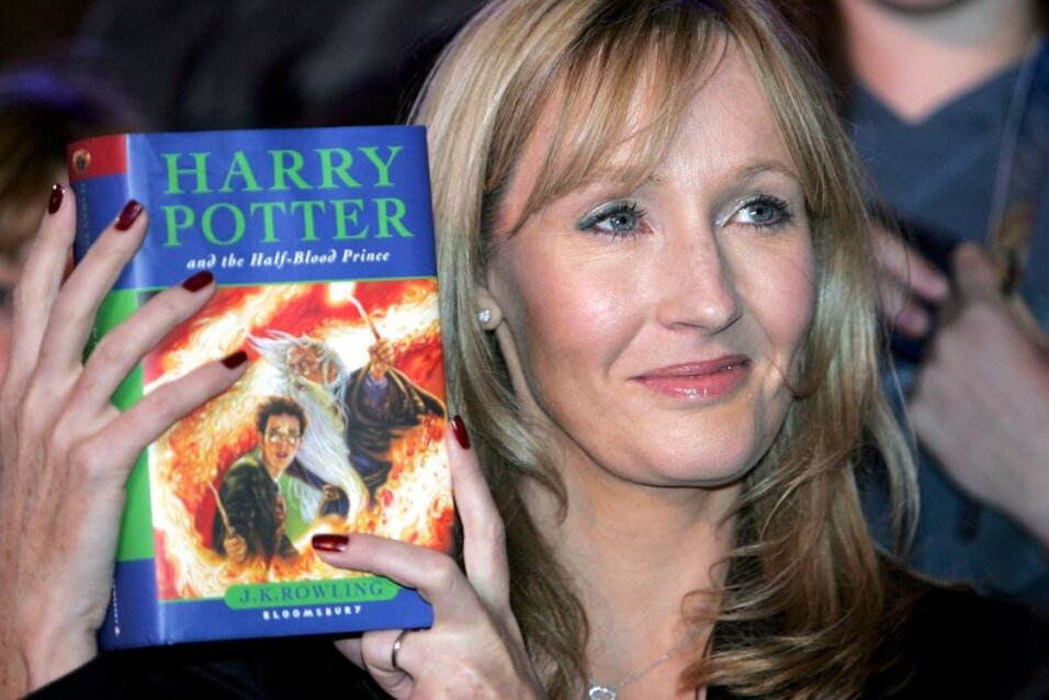 Sie hat Harry Potter und das Spiel Quidditch erfunden: J.K. Rowling.