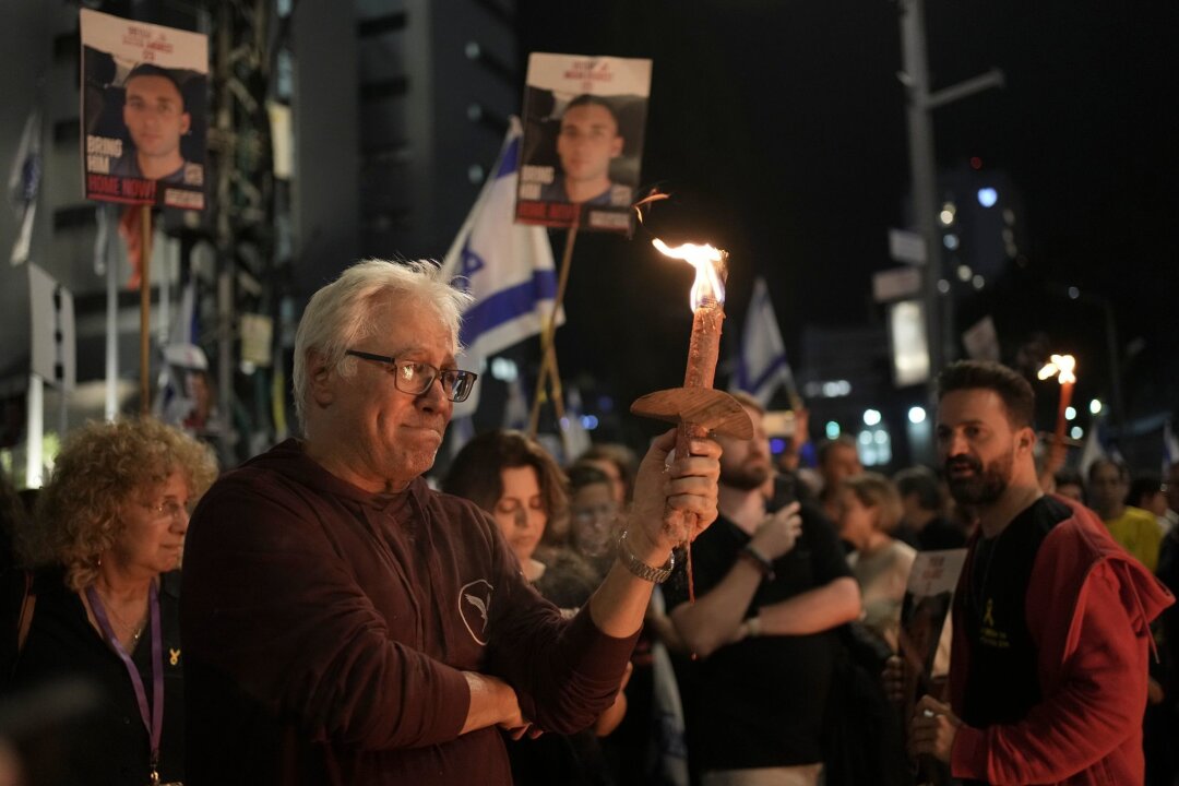 Protest gegen Netanjahu-Regierung - Menschen bei einer Kundgebung in Tel Aviv.